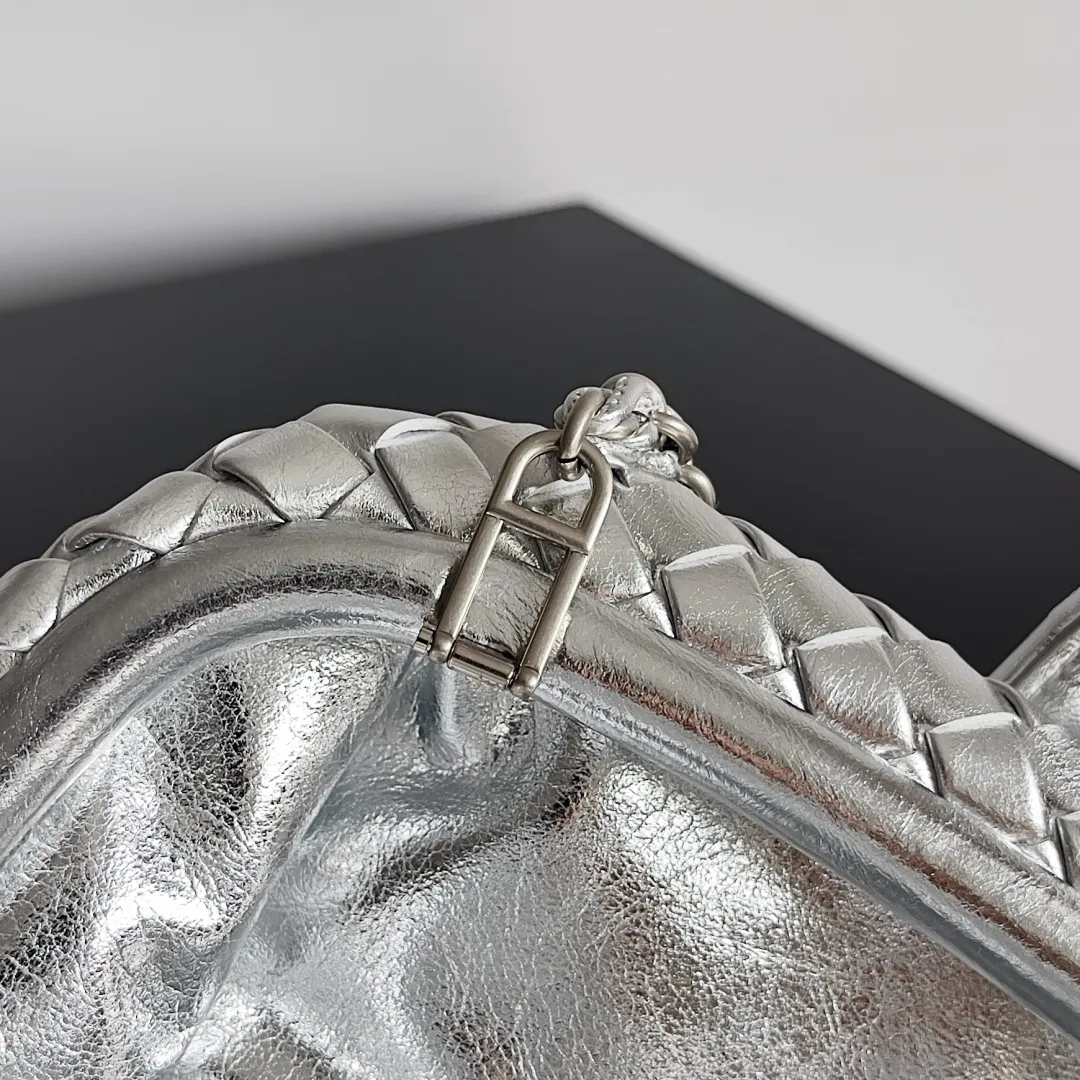 Batch 1880 BOTTEGA VENETA LAUREN 1980 small clutch bag is new! The small size that many people squat on is finally here. The self-adjustable zipper is a highlight of this bag. After being removed, it can be used as a handbag for important occasions. One bag unlocks two carrying methods at the same time. It is practical and has a unique sense of structure and beautiful lines. It is more elegant than a small cloud. It is a tribute to the classics and the pursuit of modernity. Style number: 804038 Size: 27*15*8cm